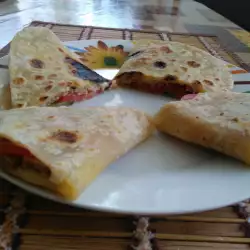 Quesadilla mexicana con albóndigas y queso
