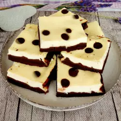 Brownies cheesecake keto con chispas de chocolate