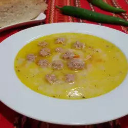 Sopa con carne picada y huevos