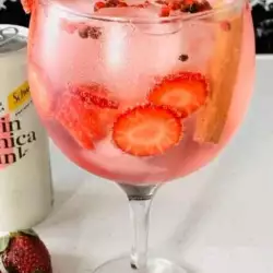 Cóctel de ginebra rosa y fresas