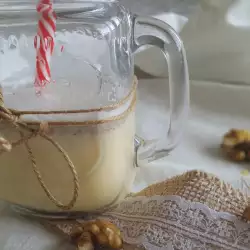 Cóctel fortificante con huevo crudo, leche y miel
