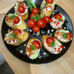 Crostini con queso crema, salmón y tomates cherry