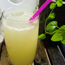 Bebida alcalina de limón, jengibre y menta