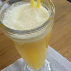 Cóctel con zumo de limon