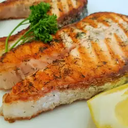 Rodajas de salmón marinadas y asadas en la sartén grill