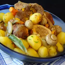 Platos con champiñones y caldo de verduras