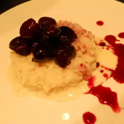 Postre de arroz con leche y cerezas