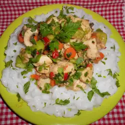 Fideos de arroz con pollo y verduras