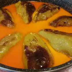 Pimientos rellenos en salsa con carne picada