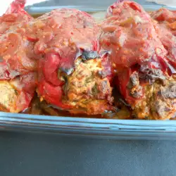 Pimientos rellenos de queso con salsa de tomate