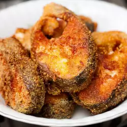 Carpa empanada frita