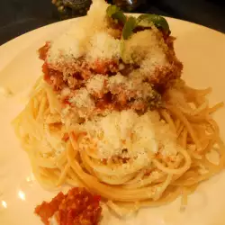 Espaguetis a la boloñesa con albahaca