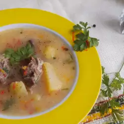 Sopa de carne con patatas