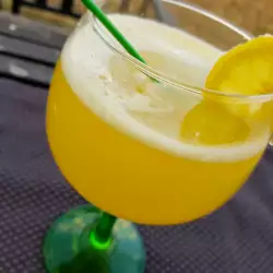 Limonada casera con melocotón
