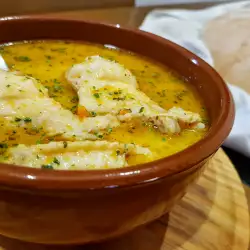 Rica sopa de pollo con arroz y calabacín