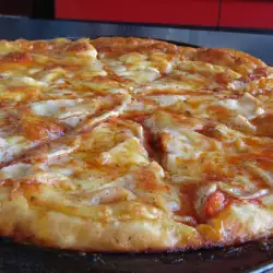 Pizza de queso con albahaca