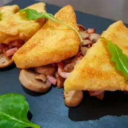Polenta rebozada con champiñones y bacon