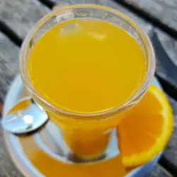 Cóctel con ron y naranjas