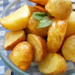 Patatas nuevas fritas en una cacerola