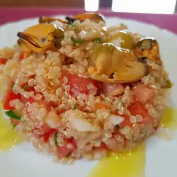 Ensalada mediterránea con mejillones, aceitunas y quinoa