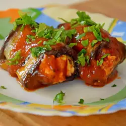 Rollitos de berenjena con salsa de tomate