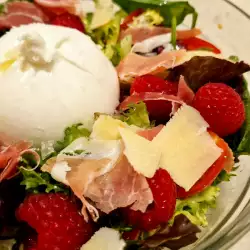 Ensalada italiana con burrata y frambuesas