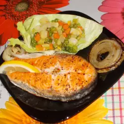 Salmón con verduras guisadas