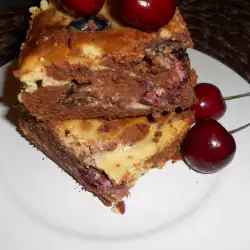 Pastel de chocolate con cerezas