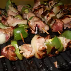 Pinchos de cerdo con pimientos y cebolla