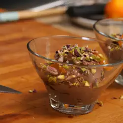 Mousse de chocolate con naranjas caramelizadas y pistachos