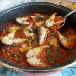 Pescado en salsa con cebolla