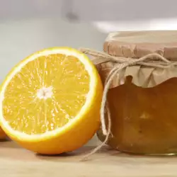 Dulce y mermelada con naranjas