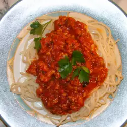 Espaguetis con carne picada y salsa de tomate