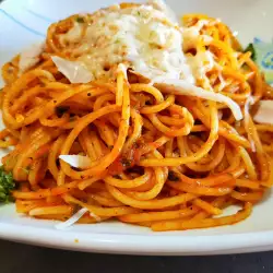 Espaguetis con pollo y tomate