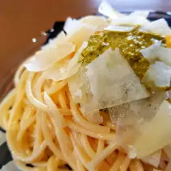 Espaguetis con Pesto Genovese y Parmesano