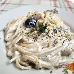 Espaguetis con salsa de quesos y champiñones