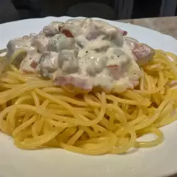 Espaguetis con bacon, champiñones y nata