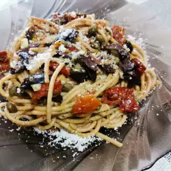 Espaguetis con tomates secos y pesto