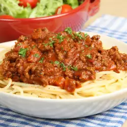 Espaguetis con carne picada y albahaca