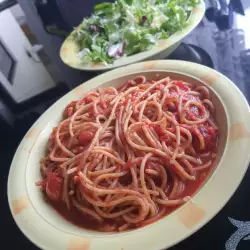 Pasta con salsa de tomate y aceite de oliva