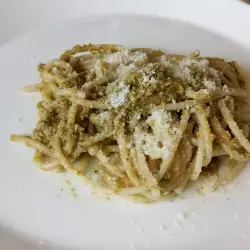 Espaguetis vegetarianos con albahaca