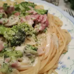 Espaguetis con brócoli y bacon