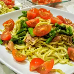 Espaguetis rápidos con prosciutto y espárragos
