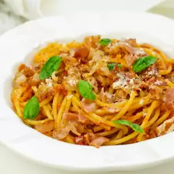 Espaguetis con puré de tomate
