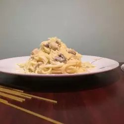 Espaguetis con pollo, champiñones y salsa de nata