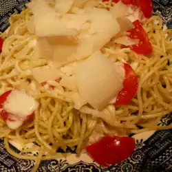 Espaguetis con pesto y tomates