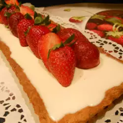 Tarta de panna cotta con fresas y albahaca