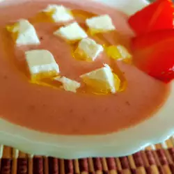 Gazpacho de fresa con queso feta y tomillo