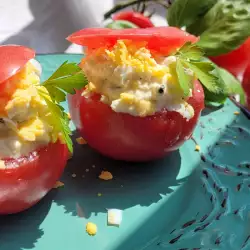 Tomates rellenos de huevo y queso