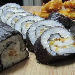 Sushi con pollo crujiente y queso crema